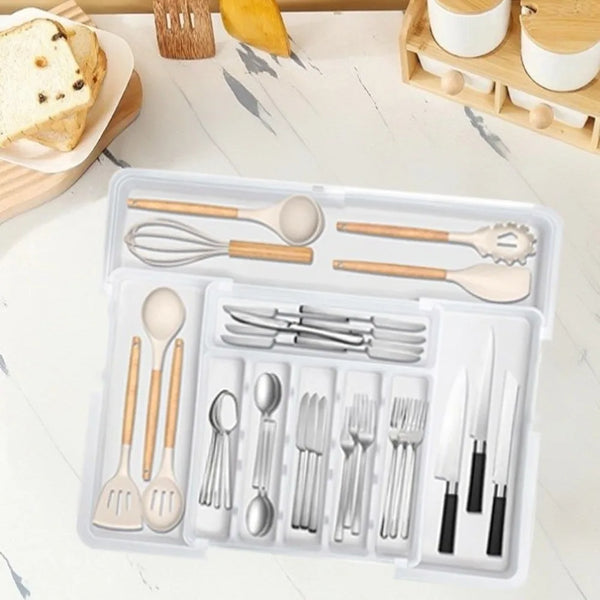 Klares Kunststoff-Organizer für Besteck aus Edelstahl und Holz zum Essen.