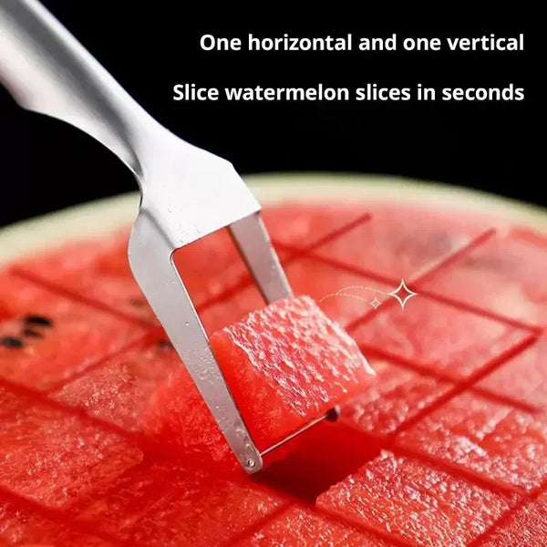 Edelstahl-Slicer-Werkzeug schneidet Wassermelonenstücke auf einem Holzbrett.