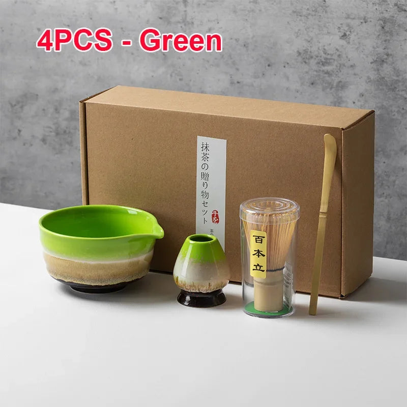 Juego de cuatro piezas de té matcha verde, incluye cuenco, batidor y recipiente, empaquetado en caja marrón.