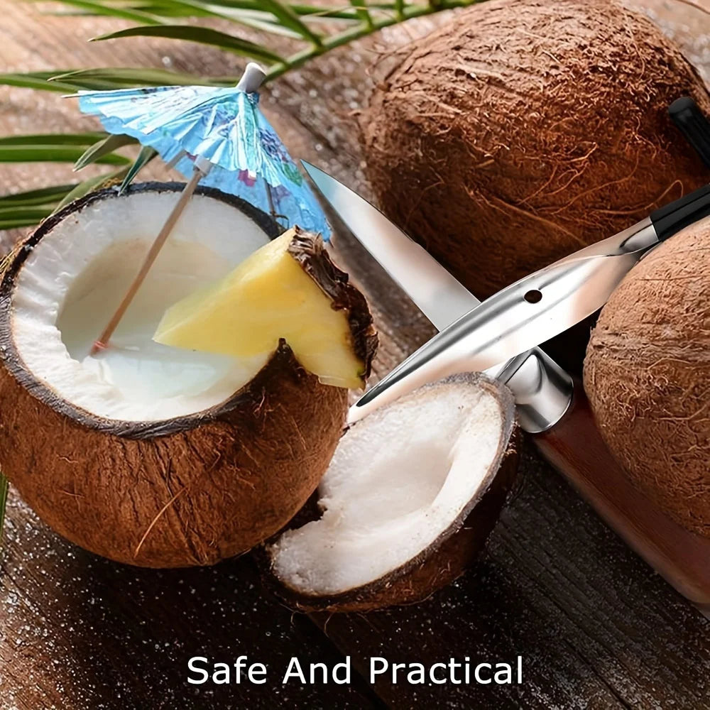 Abrebotador y espátula de acero inoxidable junto a un coco partido y cocos enteros sobre una superficie de madera.