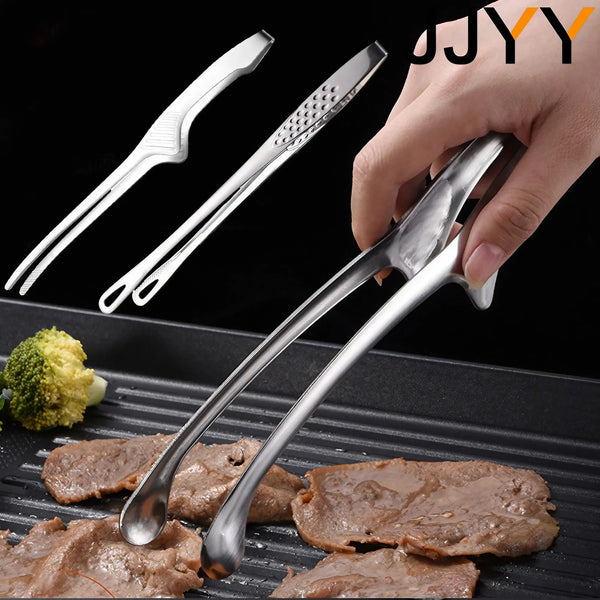 Eine Hand hält eine Edelstahl-Grillzange über gegartes Fleisch auf einem dunklen Grill.