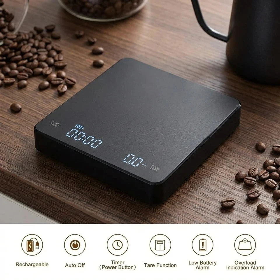 Schwarze digitale Espressomaschine mit Timer und Waage auf Holzoberfläche umgeben von Kaffeebohnen.