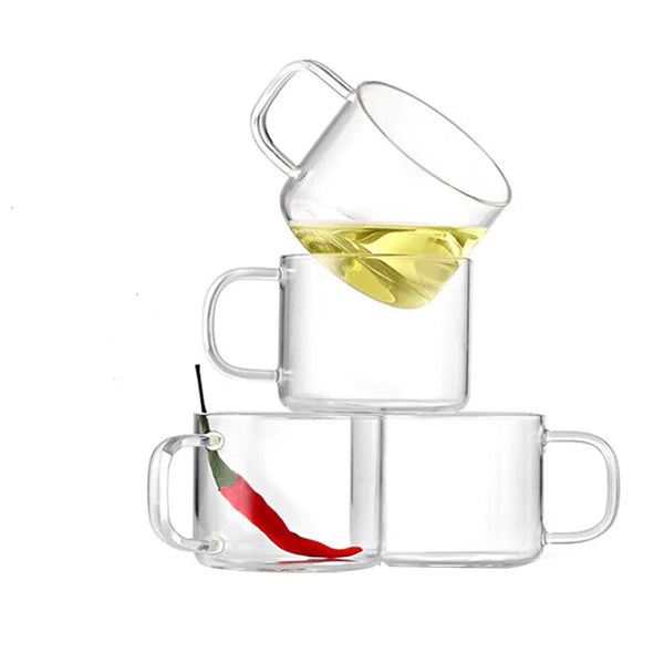 Klares Borosilikatglas-Teebecher-Set mit Teekanne und zwei Tassen.