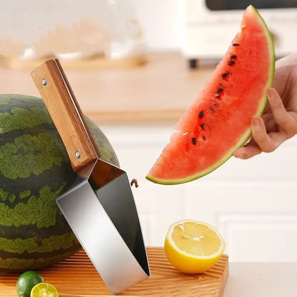 Eine Hand hält ein Wassermelonscheiben mit einem Edelstahl- und Holzschneider auf einem Holzbrett.