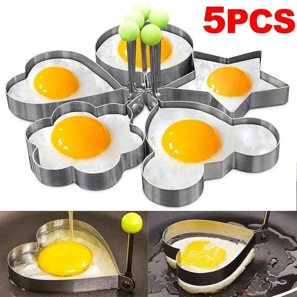 Ein Set aus fünf Edelstahlformen für Herzen und Eier zum Backen, verschiedene Größen und Formen.
