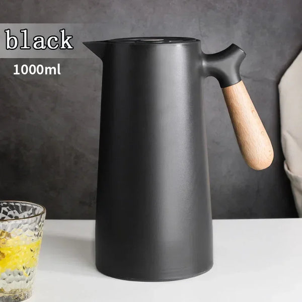 Schwarzer 1000ml Europäischer Isolierkessel mit Holzgriff auf weißer Oberfläche.