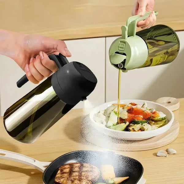 Eine Hand gießt Olivenöl aus einer lichtblockierenden Flasche auf einen Salat in einer weißen Schale.