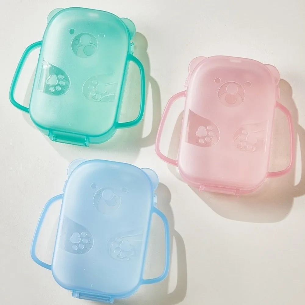 Trois pochettes en silicone en forme d'ours translucides, dans les tons sarcelle, rose et bleu clair.