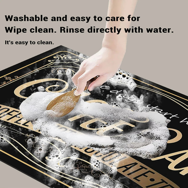 Eine Hand wischt eine wiederverwendbare rutschfeste Abtropfmatte mit Wasser ab.