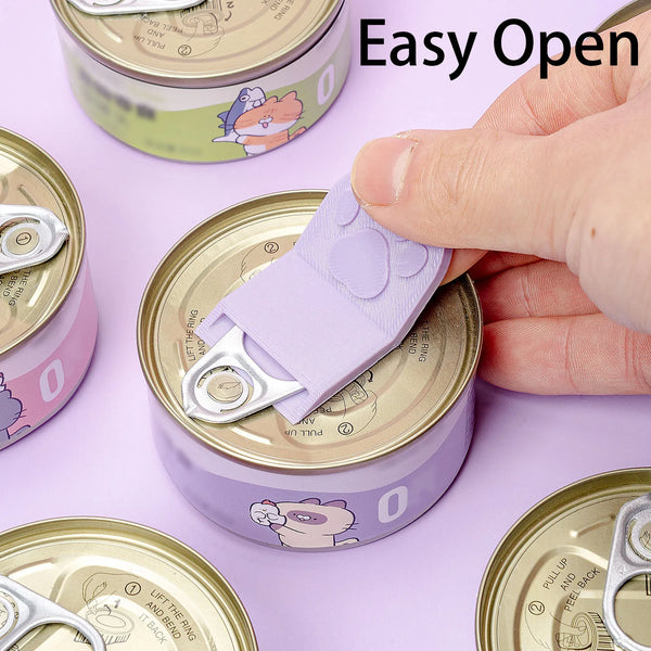Eine Hand öffnet einfach eine lila Konservendose mit einem ergonomischen Katzenpfet-Öffner-Werkzeug.