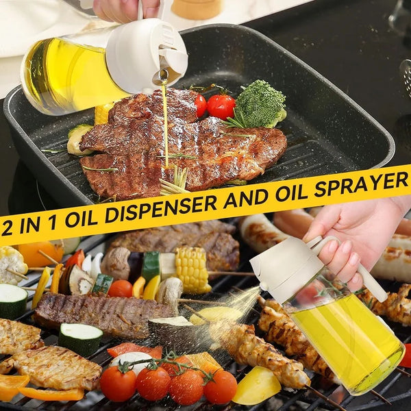 Eine Hand verwendet einen 2-in-1-Ölspender, um Olivenöl auf gegrilltes Fleisch und Gemüse auf einem Grill zu sprühen.