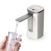 Eine Hand gießt Wasser aus einem automatischen faltbaren elektrischen Wasserdispenser in ein Glas.