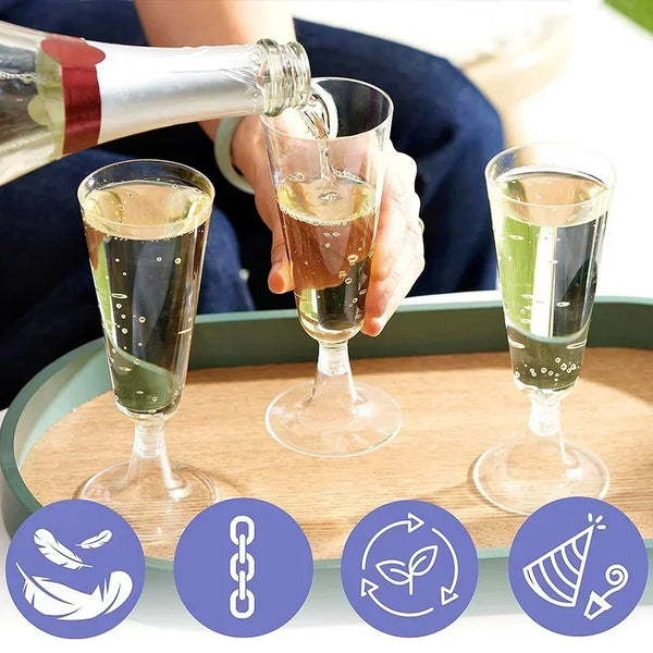 Eine Hand gießt klaren, einweg Champagnergläser mit prickelnder Flüssigkeit in ein Glas.