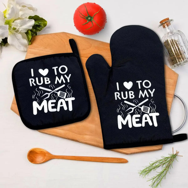 Ein Set aus zwei dunkelblauen rutschfesten Ofenhandschuhen mit weißer Aufschrift „I love to rub my meat“, platziert auf einem