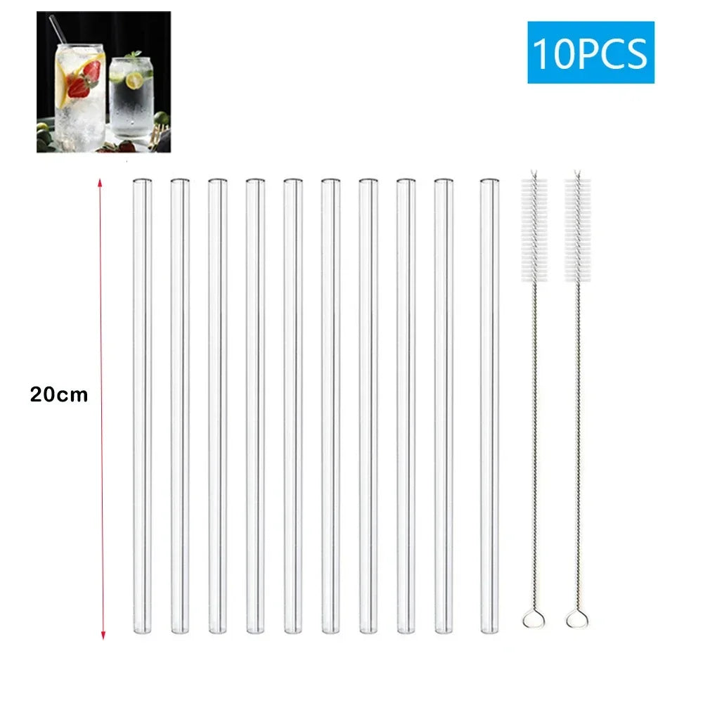 Ein Set von zehn wiederverwendbaren Glasstrohhalmen mit Reinigungsbürsten in einer Reihe.