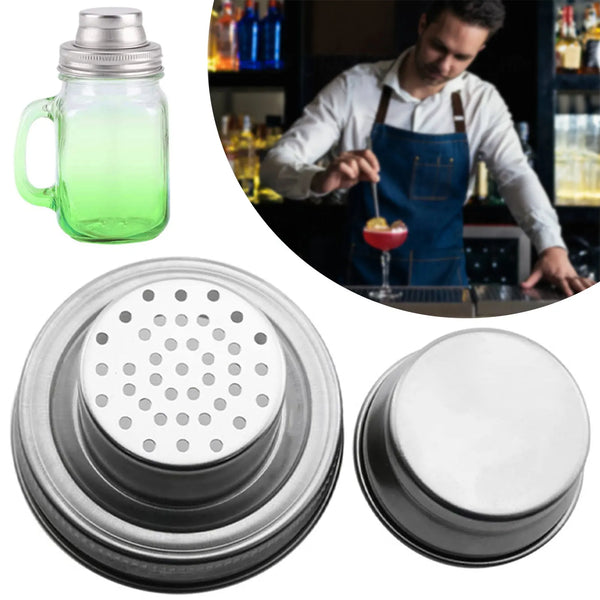 Klare Glas-Mason-Jar mit grünem Flüssigkeit neben einem Edelstahlgewürzdeckel und einem separaten runden Metalldeckel.