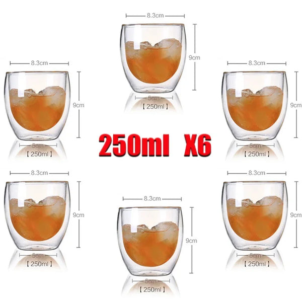 Ein Set aus sechs klaren Borosilikatglasbechern, gefüllt mit orangefarbiger Flüssigkeit.