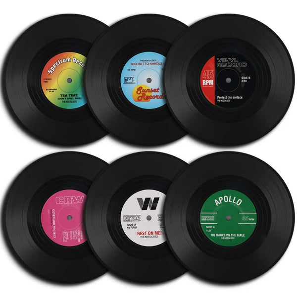 Ein Set aus sechs schwarzen Vinyl-Platten-Untersetzern mit verschiedenen Albumcovern und Texten.