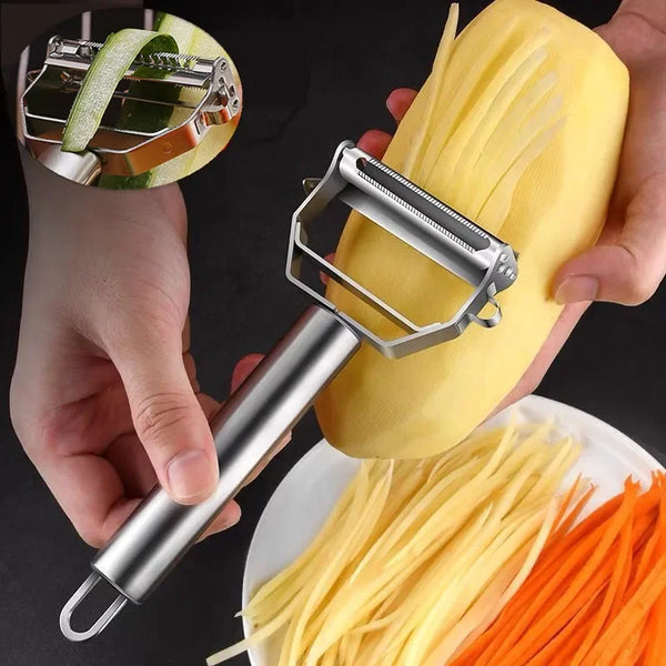 Eine Hand benutzt ein rostfreies Multifunktionsgemüsehobel, um Gemüse wie Zucchini zu schälen und zu reiben.
