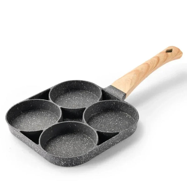 Schwarze Antihaftpfanne zum Braten von Eiern mit Holzgriff, für Pfannkuchen geeignet.