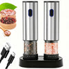 Molinillo automático recargable de sal y pimienta plateado con base y mecanismos de molienda negros.