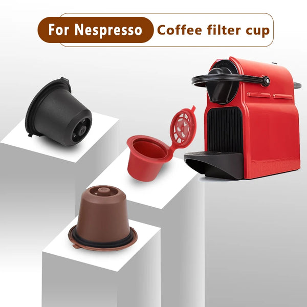 Roter Nespresso-Kaffeefilterbecher und ein schwarzer wiederverwendbarer Filter auf weißen Ständern.