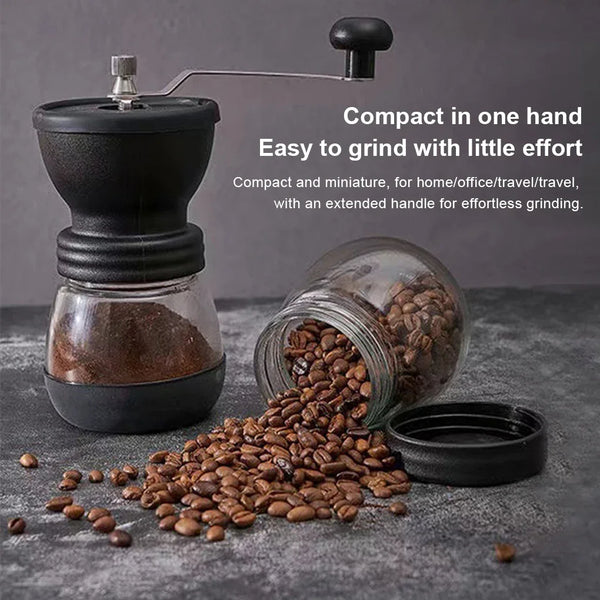 Kompüler manueller Keramik-Kaffeemühle mit verlängertem Griff neben gemahlenen Kaffeebohnen.