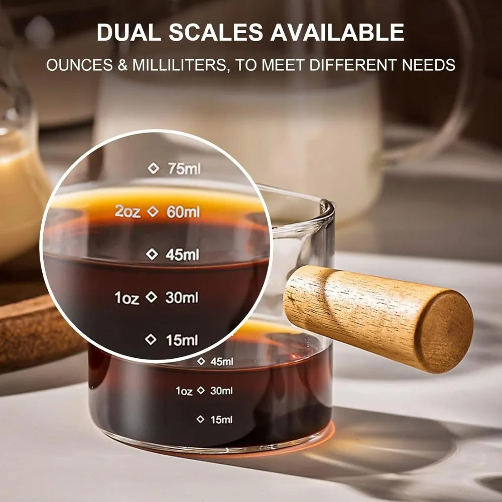 Un juego de doble escala para medir volumen líquido, mostrando onzas y mililitros en una taza de vidrio.