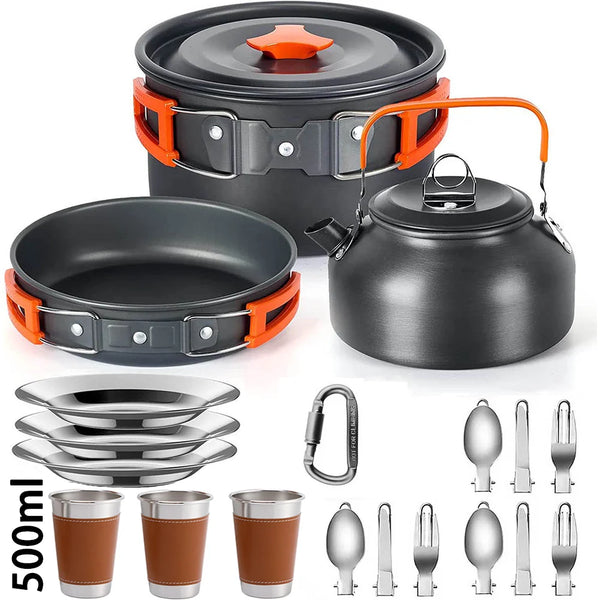 Set Camping-Kochgeschirr in Schwarz und Orange, bestehend aus Topf, Pfanne und Tassen.
