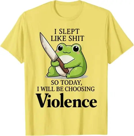 Gelbes T-Shirt mit einer Frosch-Grafik und dem Text: Ich habe wie Mist geschlafen, also werde ich heute Gewalt wählen.
