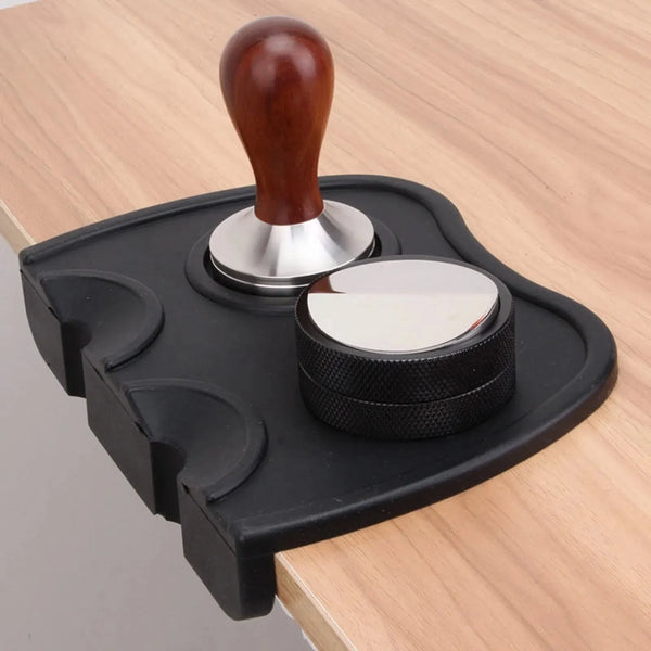 Schwarze Silikon-Tampermatte mit Holzstempel und Edelstahl-Puck für Kaffeezubereitung