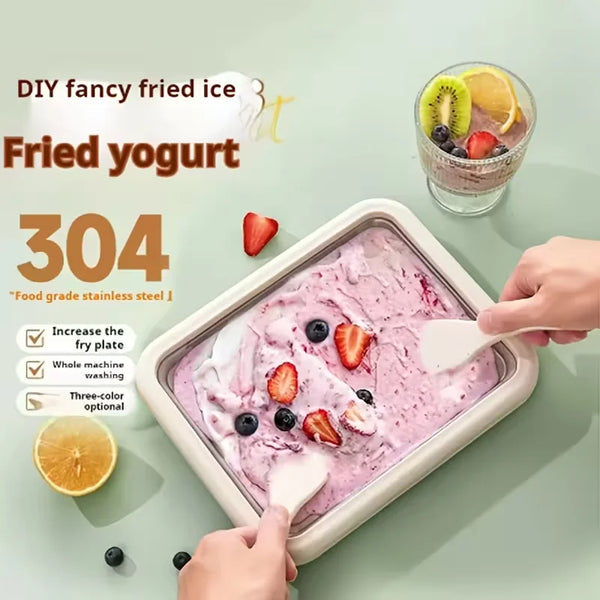 Pinkes selbstgemachtes Joghurt-Eis in einer quadratischen Edelstahlbehälter mit Holzlöffel und Zitrusfrüchten.