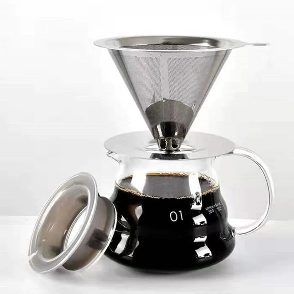 Colador de acero inoxidable de doble capa para café y té con filtro cónico sobre una taza de vidrio.