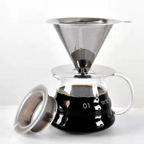 Doppelschicht Edelstahl-Kaffeefilter mit konischer Maschenfilter auf einer Glastasse.