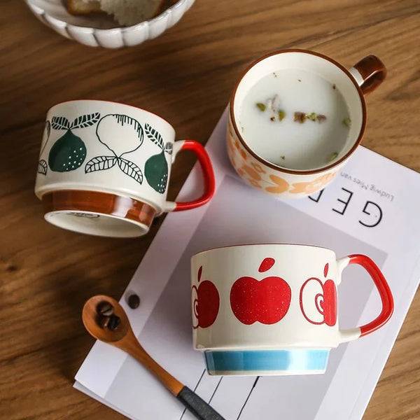 Set retro japanische Keramiktassen, eine mit weiß-grüner Muster und eine mit roter Apfeldesign