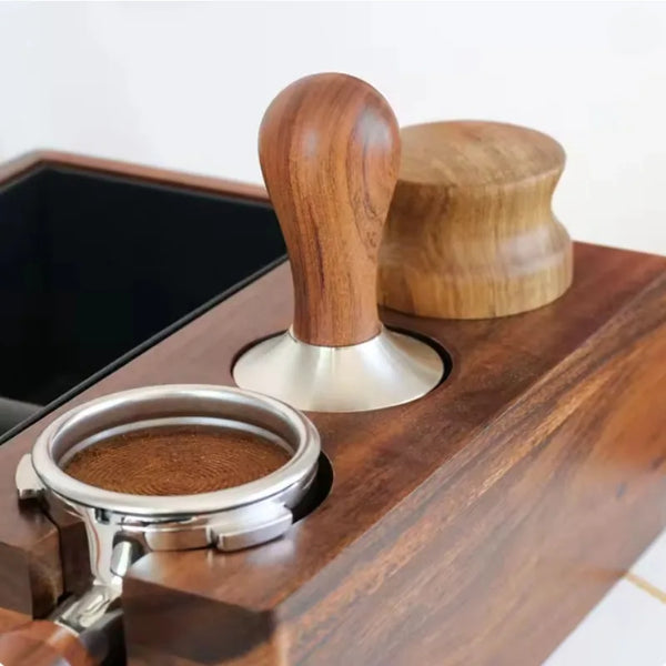 Präzises Espressotamperset mit Holzgriff und Edelstahlbasis auf dunklem Holz.