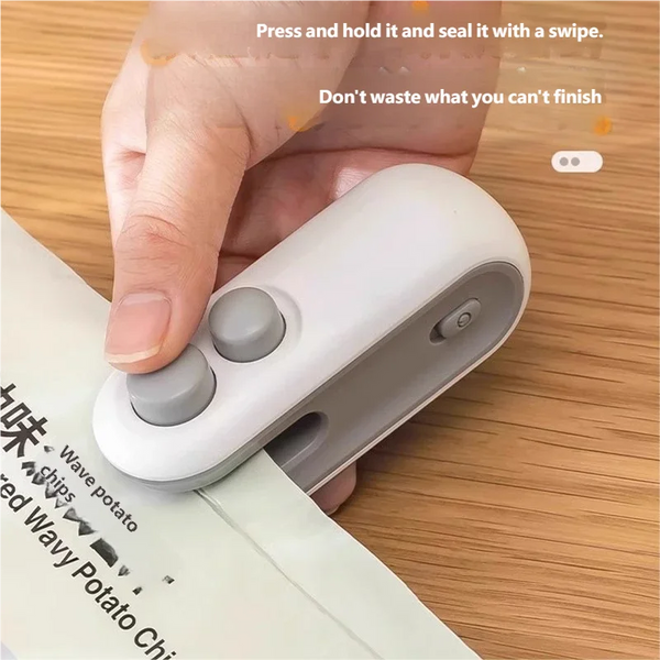Eine Hand drückt und verschließt einen weißen, handgehaltenen USB-Lade-Heißversiegelungsbeutel auf ein Stück Papier.