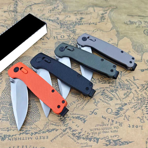 Ein Set faltbarer Taschenmesser D2 Drop Point in verschiedenen Farben auf einer alten Karte.