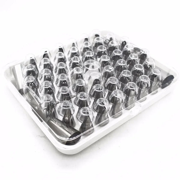Klare Kunststofftray mit 52 Edelstahl-Dekorationsdüschen für Kuchen.