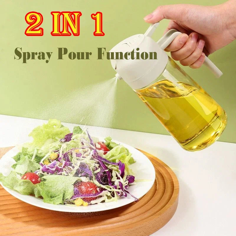 Eine Hand sprüht Olivenöl aus einer 2-in-1-Sprühflasche auf einen Salat.