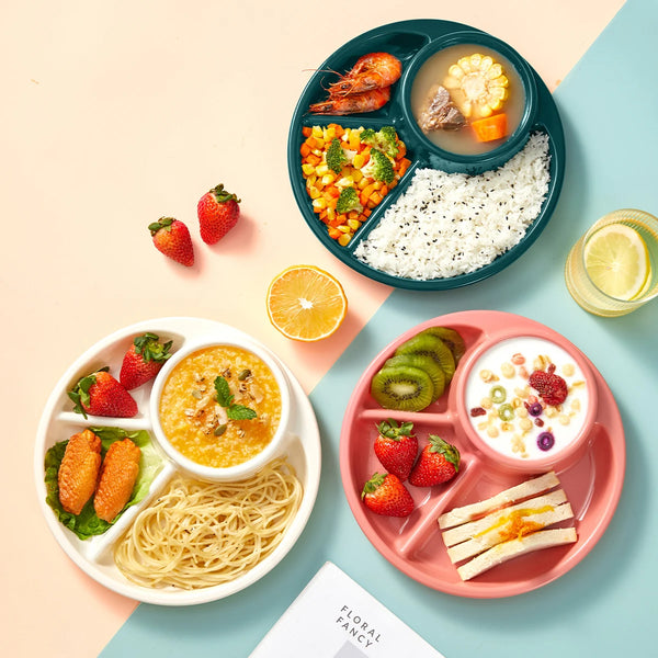 Wiederverwendbares, geteiltes Dinner-Tellerset mit asiatischen Gerichten wie Reisnudeln, Meeresfrüchten und Obst.