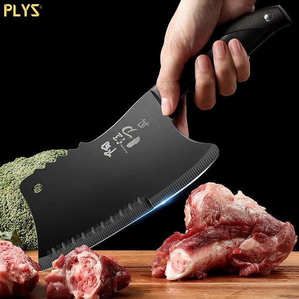 Eine Hand hält ein schwarzes, zweckmäßiges Edelstahl-Sägemesser, das zum Schneiden von rohem Fleisch dient.