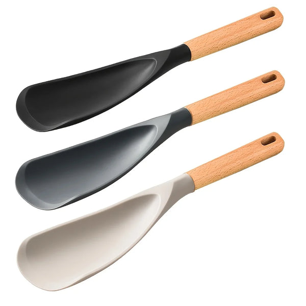 Ein Set aus drei Silikon-Kochlöffeln und -Spateln mit Holzgriffen in Schwarz, Grau und Beige.