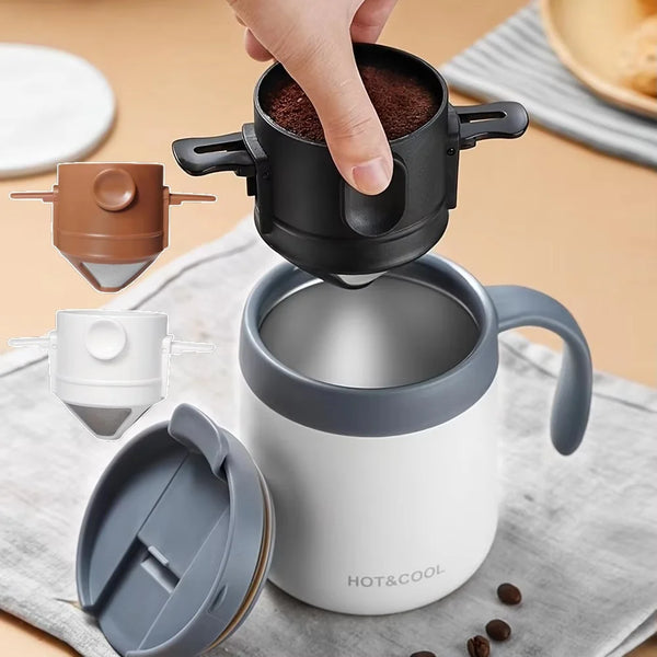 Eine Hand gießt Kaffeepulver in einen schwarzen Pour-Over-Filter, neben einer weißen Tasse und einem braunen Filterteil.