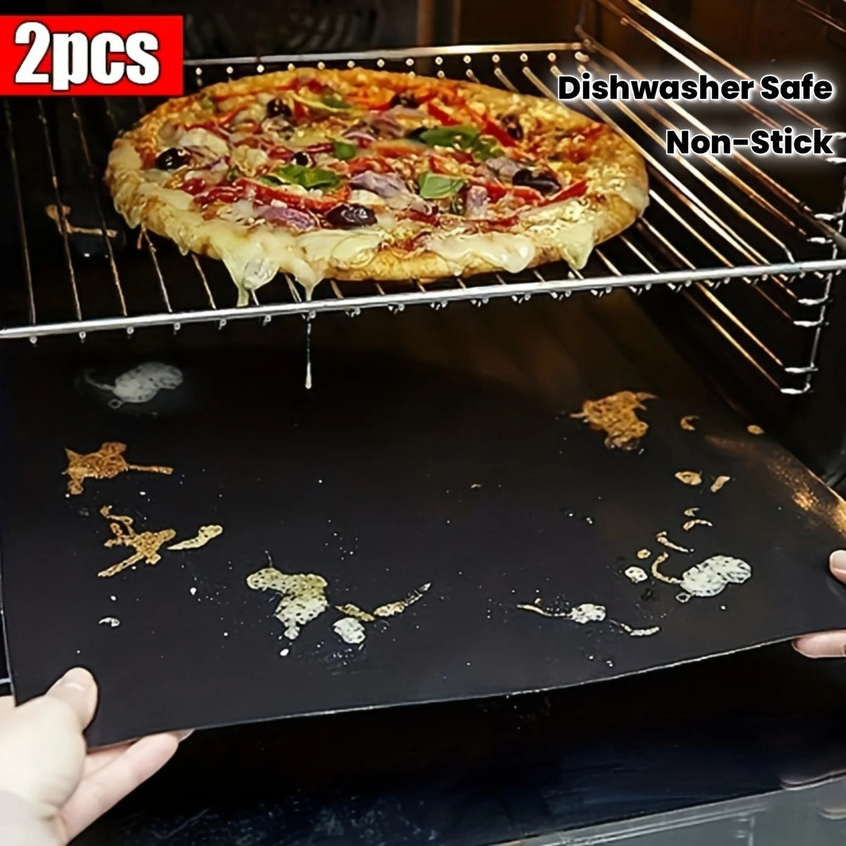 Deux pizzas sont placées sur un rack métallique à l'intérieur d'un tapis de cuisson antiadhésif noir.