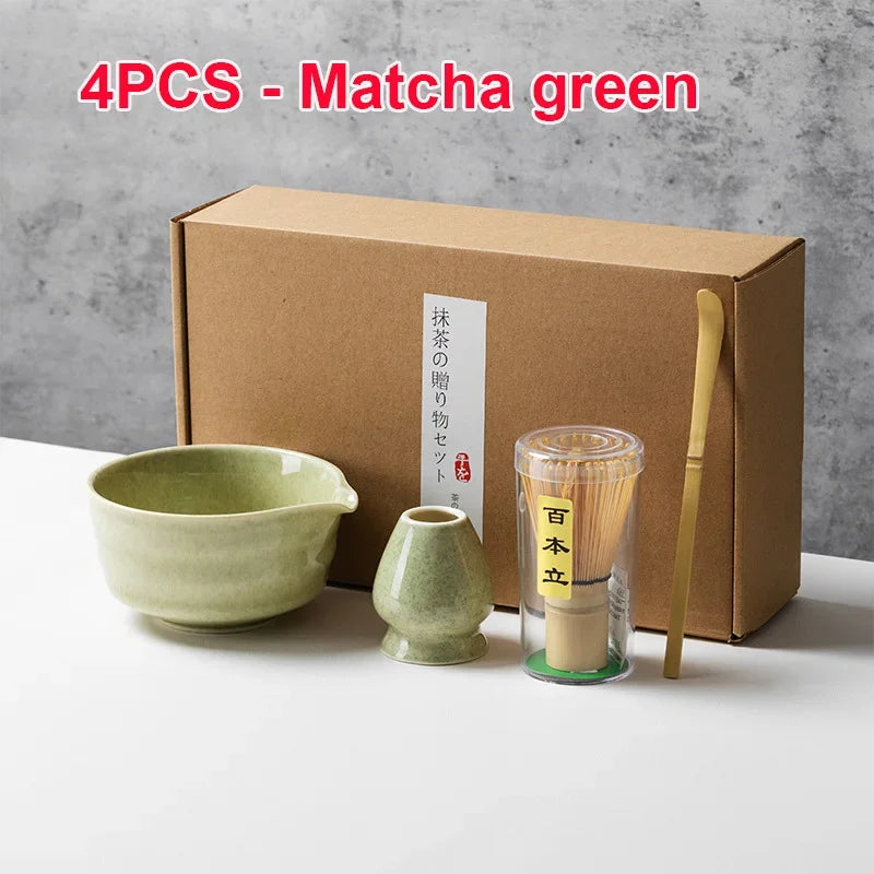 Cuatro piezas de cerámica verde matcha, incluyendo un cuenco y un batidor de bambú, empaquetadas en una caja de cartón.