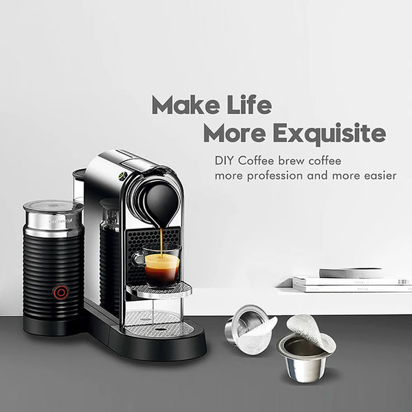 Schwarzer Kaffee-Machen mit wiederverwendbaren Aluminiumfoliendeckeln und Zubehör zum Kaffeezubereiten.
