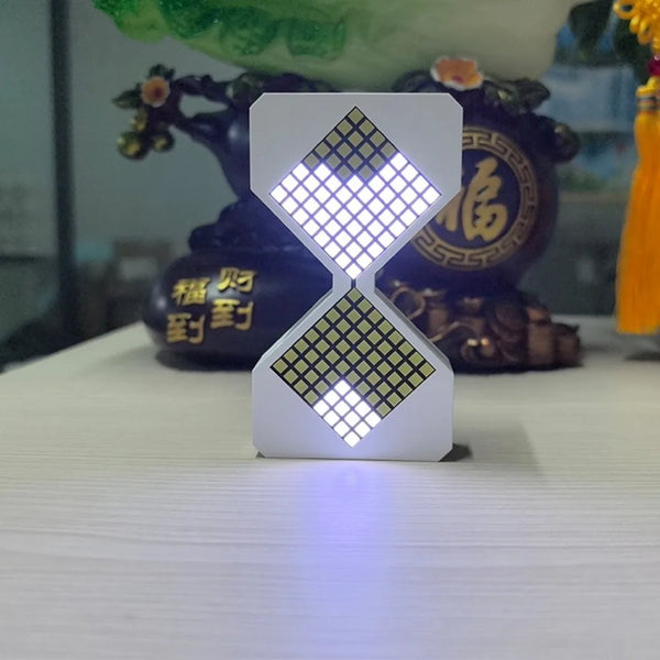 Weißes LED-Elektronisches Sanduhr-Timer mit Diamantmuster auf weißem Untergrund.