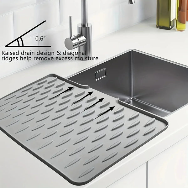Silikonabflussmatte mit diagonalen Rillen in der Küchenspüle, um überschüssige Feuchtigkeit zu entfernen.