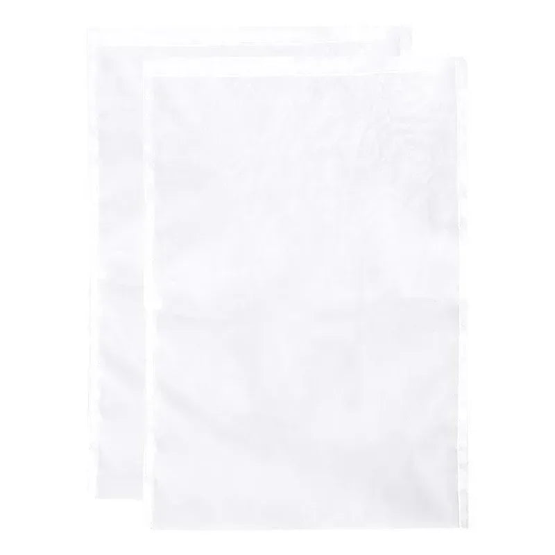 Una pila de bolsas coladoras de malla blancas reutilizables para alimentos y cervezas.